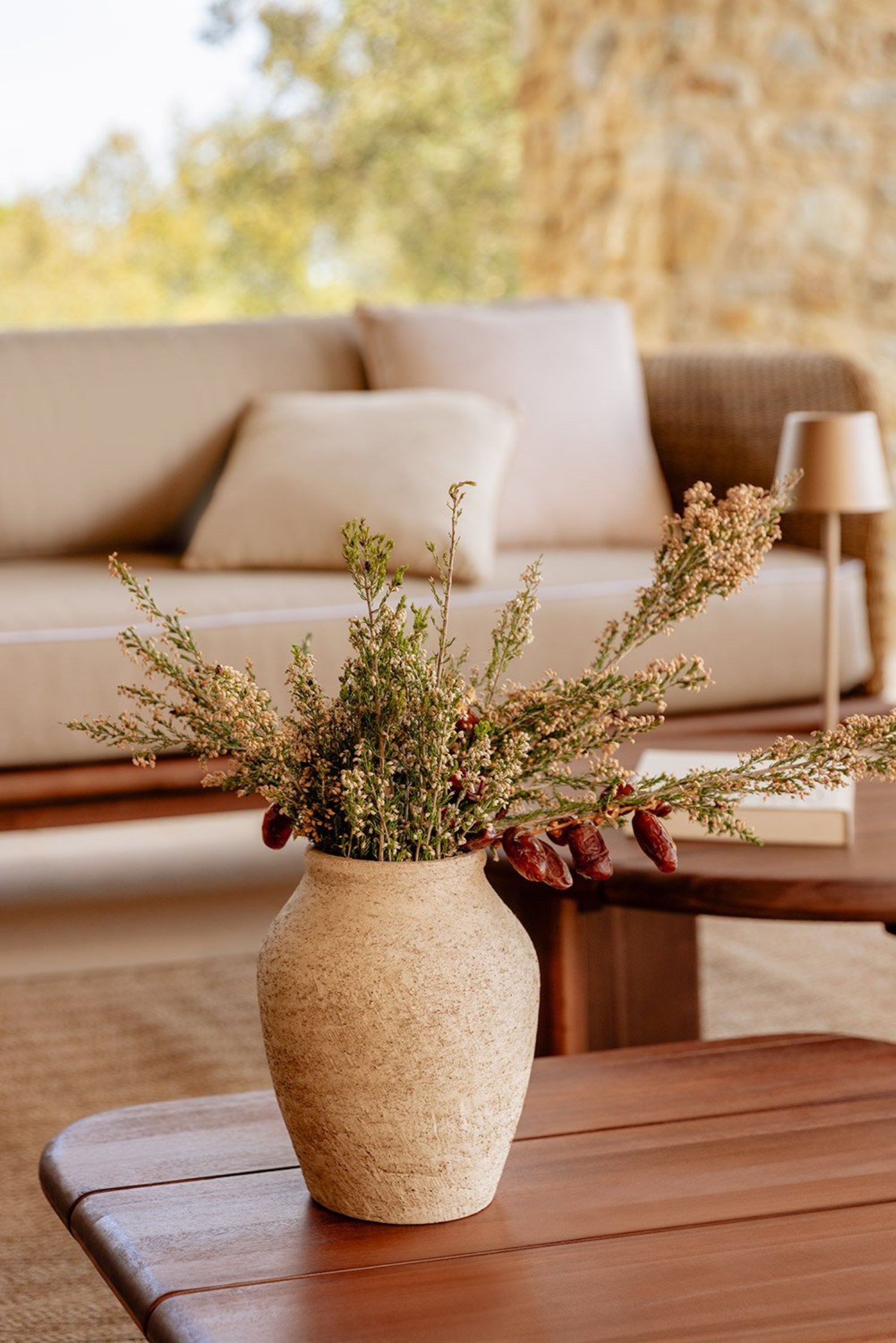 Beigefarbene Vase mit geschwungener Silhouette
