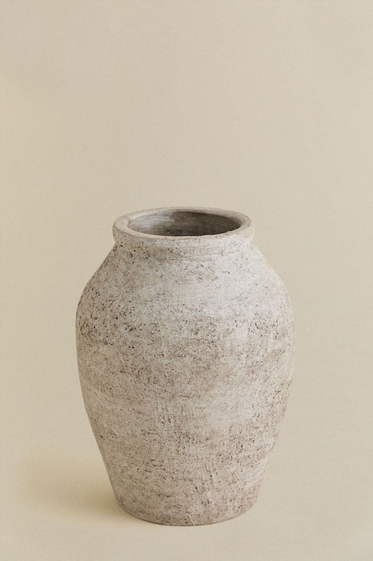 Beigefarbene Vase mit geschwungener Silhouette