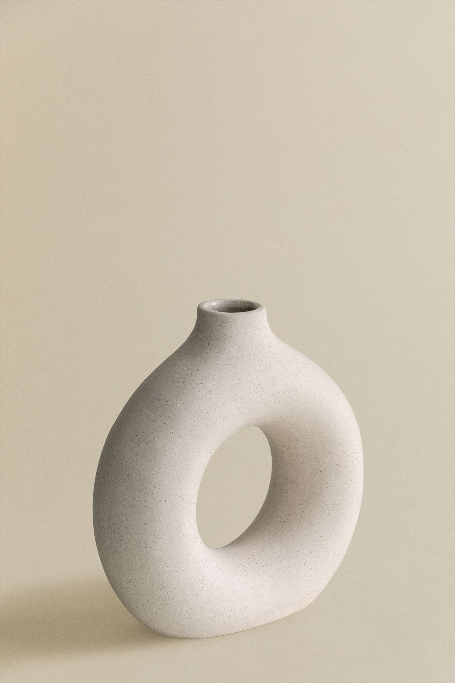 Runde Vase mit zentraler Öffnung