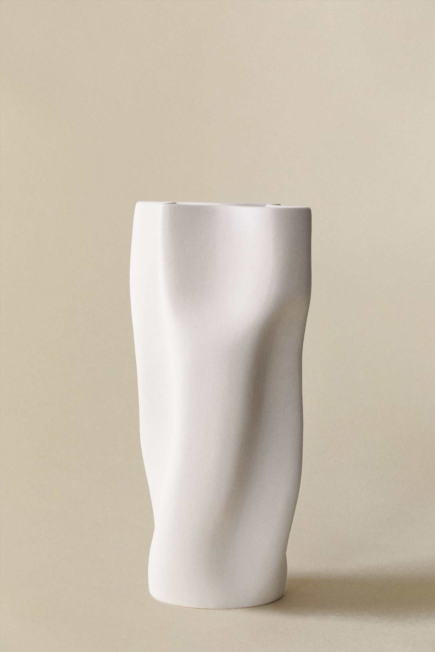 Weiße zerknitterte Vase