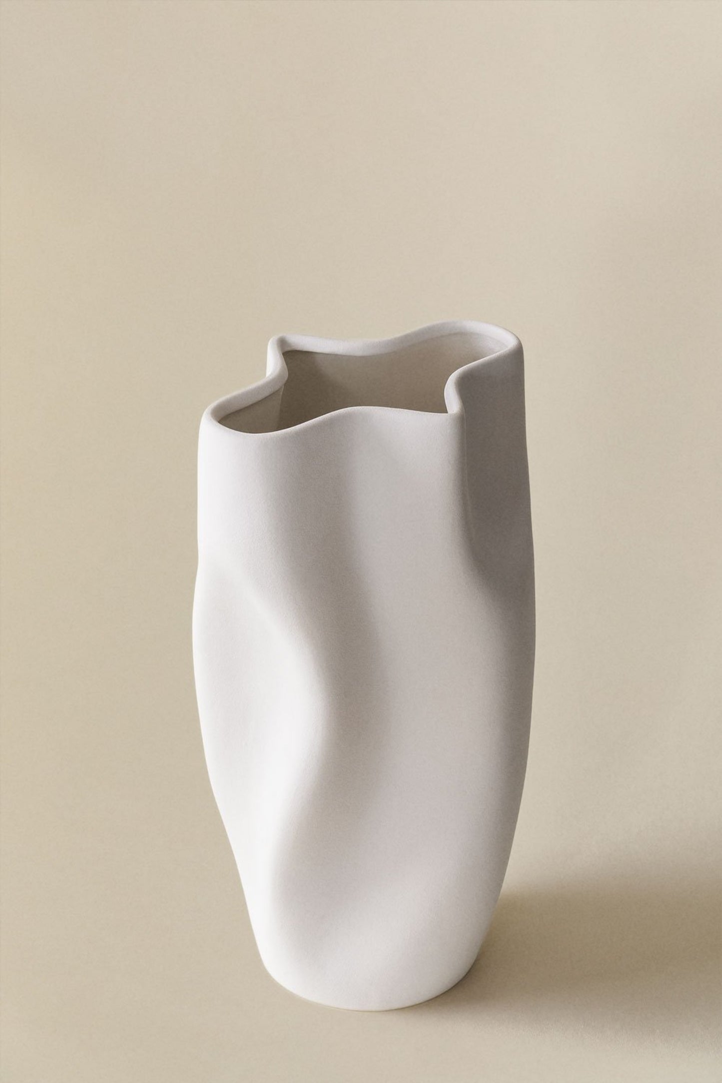 Weiße zerknitterte Vase